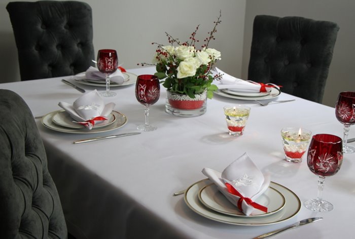 stół w biało-czerwonej aranżacji z okazji Święta Niepodległości