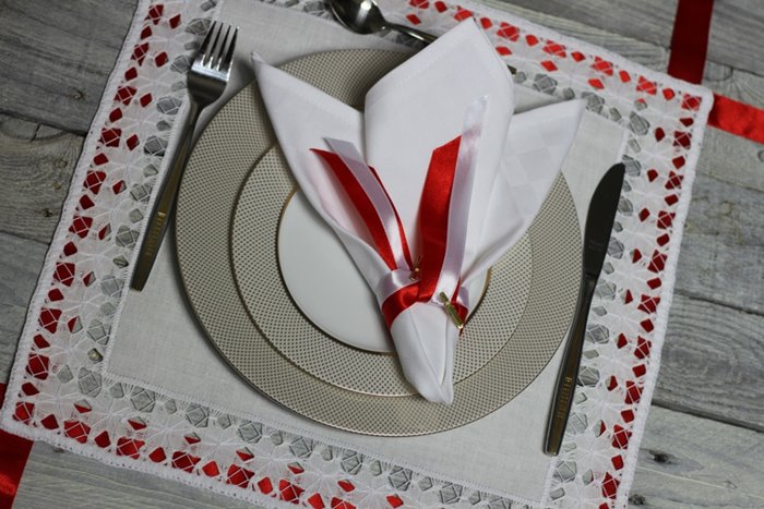 biało-czerwone nakrycie na stół