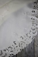 Obrus plamoodporny biały z haftem richelieu wzór D- koło